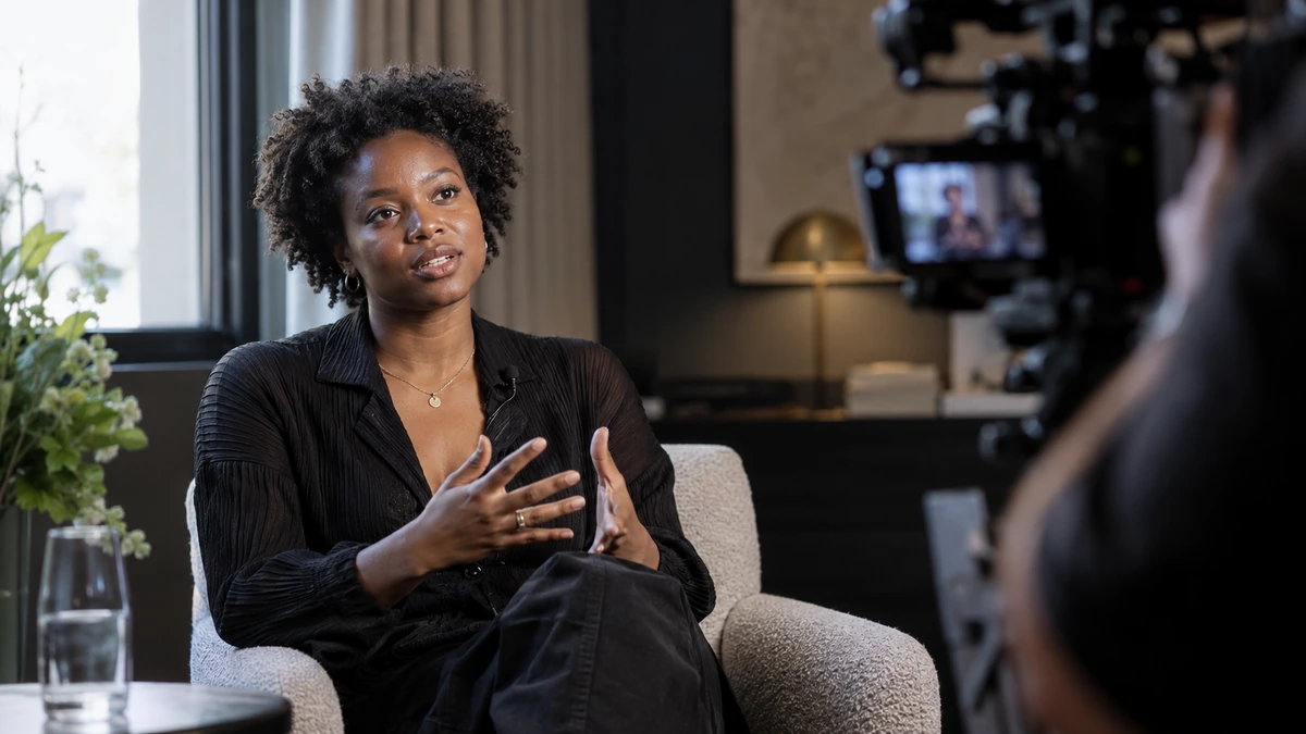 Une intervenante est filmée avec une lumière latérale sur le visage.